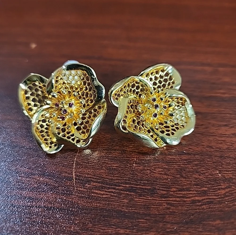 Ivana Trump Vintage Gold Plated large flower shape clip ons